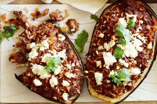 Photo farcie de pantoufles aubergines d'agneau (Melizanes Paputsakya)