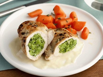 Poitrines de poulet farcies au chou farci et à la sauce à la moutarde au lait