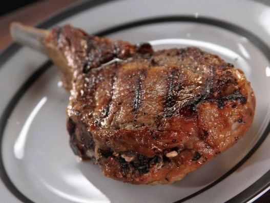 Des galettes de porc farcies à la méditerranéenne sur un os