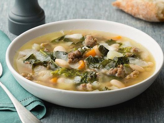 Photo Soupe aux haricots avec viande hachée et rapini