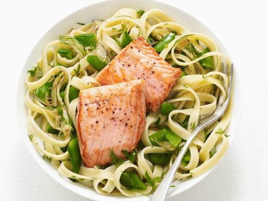 Photo de fettuccine au saumon et pois mange-tout