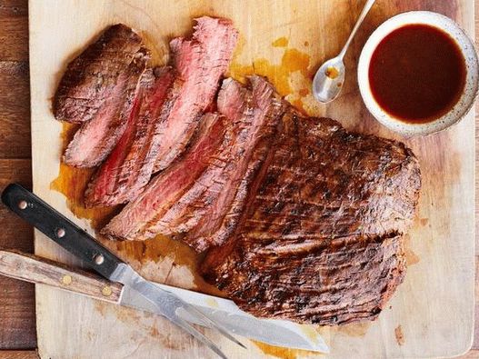 Photo d'un steak de flanc dans une marinade de téquila grillée, ail et citron vert