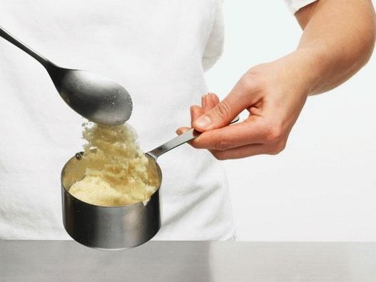 Versez la farine d'amande dans une tasse à mesurer en enlevant l'excès