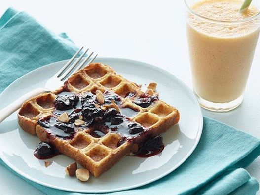 Toasts français dans un gaufrier à la sauce aux myrtilles et au smoothie carottes et gingembre
