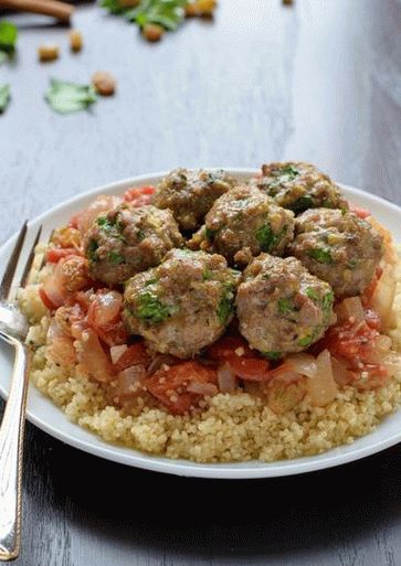 Photo boulettes de viande africaines avec couscous