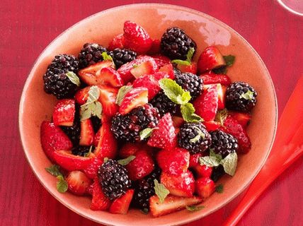 Salade de fruits avec fraises et mûres