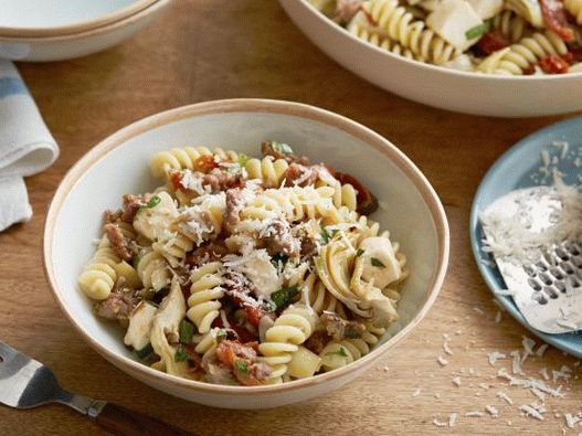 Photo de Fusilli à la viande hachée, artichauts et tomates séchées au soleil