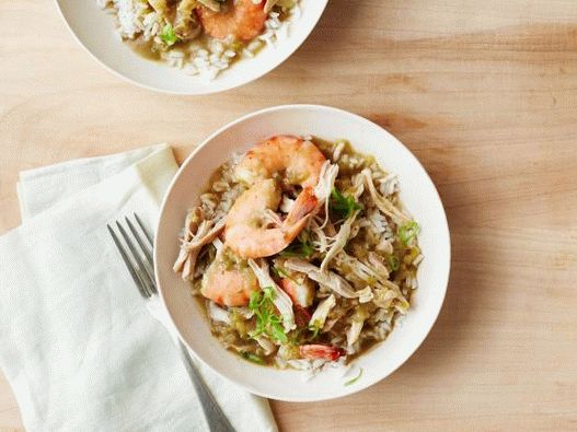 Photo de Gumbo dans une mijoteuse avec du poulet fumé et des crevettes