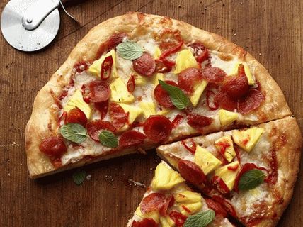 Photo pizza hawaïenne au pepperoni