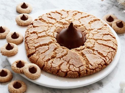 Biscuits aux cacahuètes géants avec un centre au chocolat