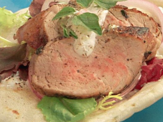 Photo de Gyros avec sauce porc et tomates et yaourt