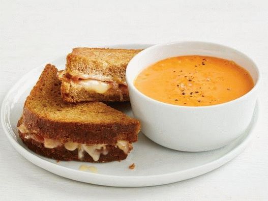 Photo Sandwichs chauds au fromage et jambon espagnol avec gaspacho