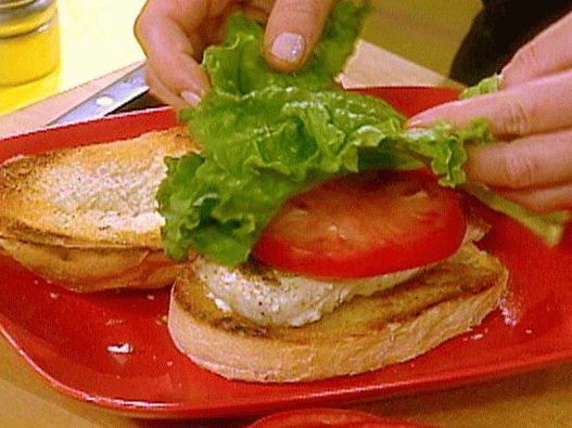 Photo Sandwich grillé chaud au flétan et sauce tartare à la salade d'asperges
