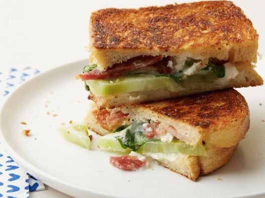 Photo Sandwich chaud au physalis végétal, bacon et fromage de chèvre