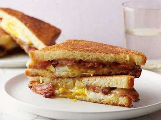 Photo Sandwich chaud au fromage, bacon, oeuf et sirop d'érable