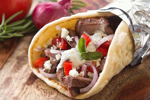 Photo Gyros grecs de restauration rapide: tortilla à la sauce d'agneau et zaziki