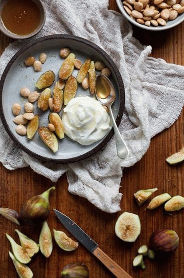 Photo yaourt grec aux figues, dattes et miel