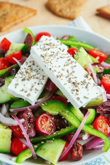 Photo Salade grecque de tomates et concombres à la feta