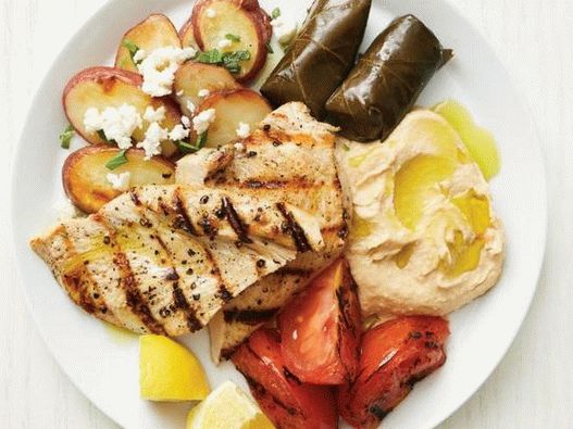 Photo meze grecque avec dinde et légumes grillés