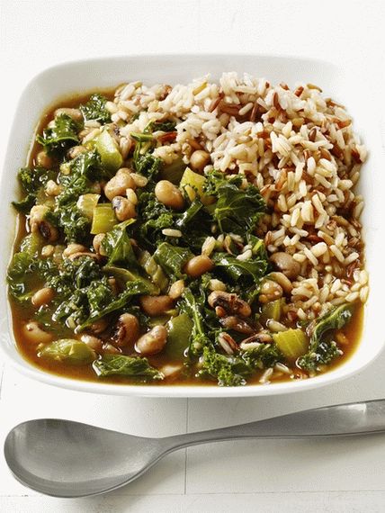 Photo soupe épaisse avec le chou frisé, le céleri et les haricots