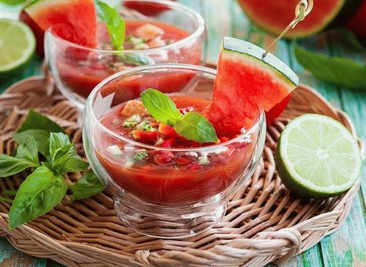 Photo Soupe froide de gaspacho aux fraises