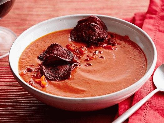 Photo Soupe froide de purée de tomates et betteraves