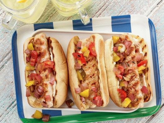 Photo Hot-dog avec galettes de crevettes grillées avec vinaigrette aux légumes frits