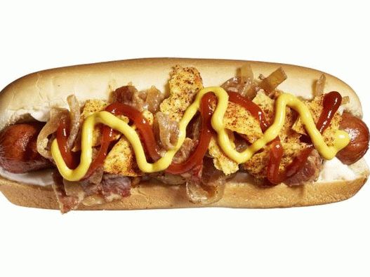 Photo d'un hot-dog avec assaisonnement au chili et bacon