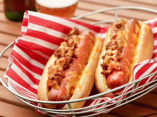 Photo Hot Dogs avec du chili et du fromage