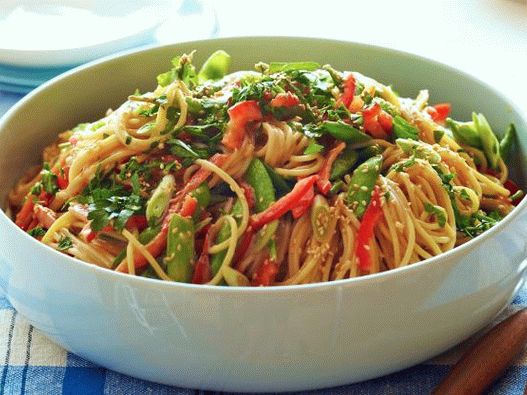 Salade De Spaghetti Croustillants Photo