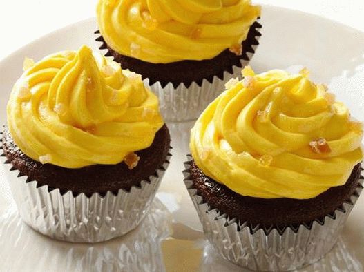 Petits gâteaux photo au gingembre avec crème au beurre et mangue caramélisée