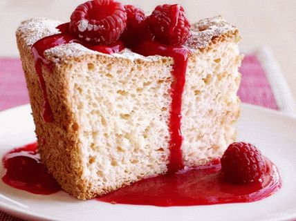 Petit gâteau au pain d'épices avec sauce aux framboises