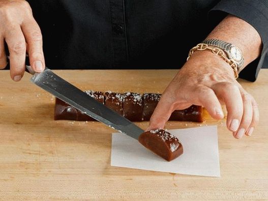 Envelopper le caramel dans des emballages