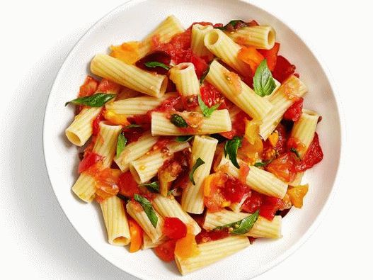 Photo Pâtes italiennes au basilic et à la sauce tomate en purée