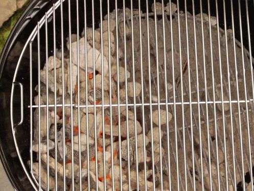 préparer les zones de chauffage: déplacer les charbons ardents d'un côté