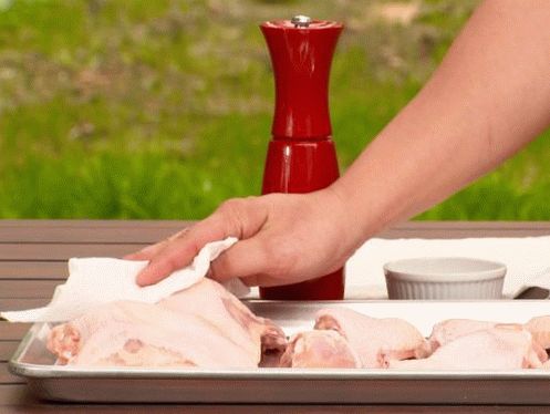 Séchez le poulet avec une serviette en papier et assaisonnez-le.