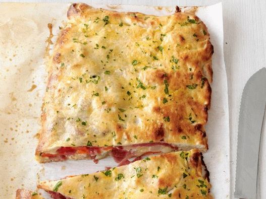 Photo de Calzone avec saucisse au salami et fromage mozzarella