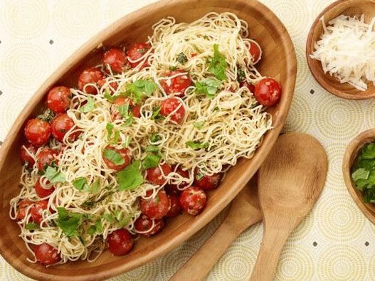 Photo de Capellini avec tomates et basilic