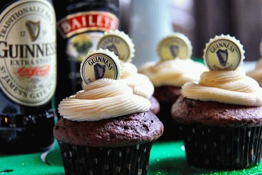 Photo de petits gâteaux sur une bière brune à la crème