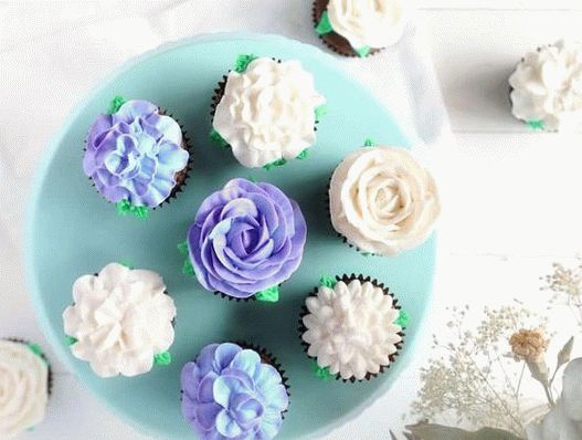 Photo Cupcakes avec des fleurs à la crème