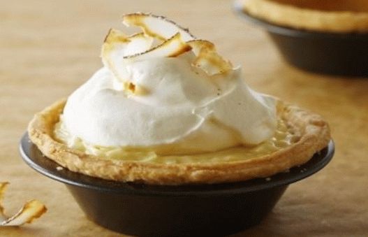 Photo de petits gâteaux à la crème de noix de coco et à la crème fouettée
