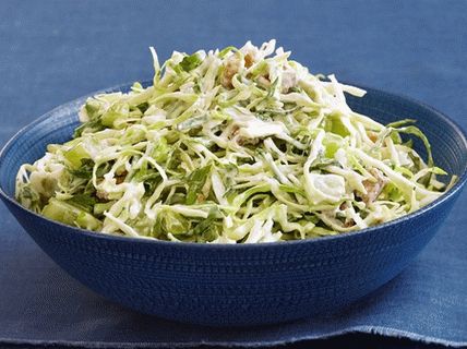 Photo Salade de chou aux raisins et aux noix