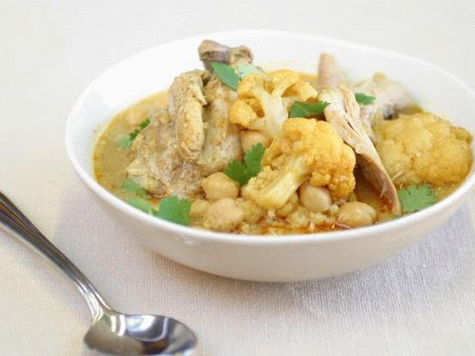 Photo de curry avec du poulet et du chou-fleur dans une mijoteuse