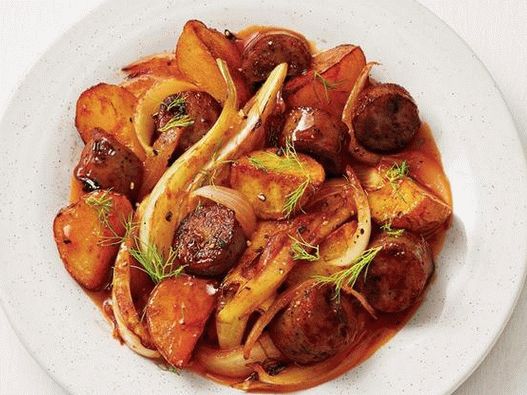 Photo Pommes de terre avec du saucisson au poulet dans une casserole