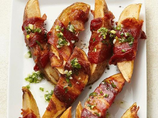 Photo Pommes de terre enveloppées dans du bacon et glacées au miel