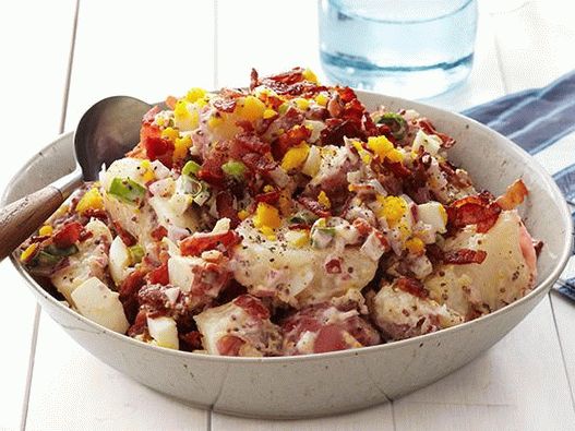 Photo Salade de pommes de terre avec bacon et œufs