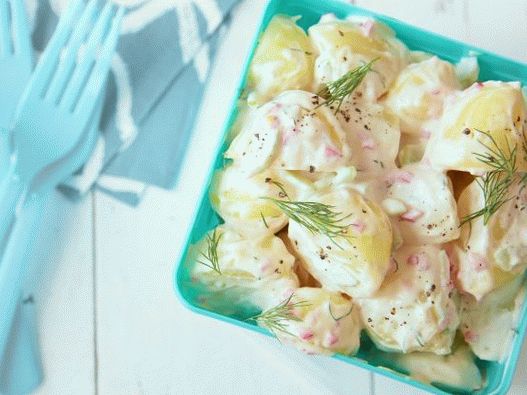 Photo Salade de pommes de terre avec mayonnaise, moutarde et aneth