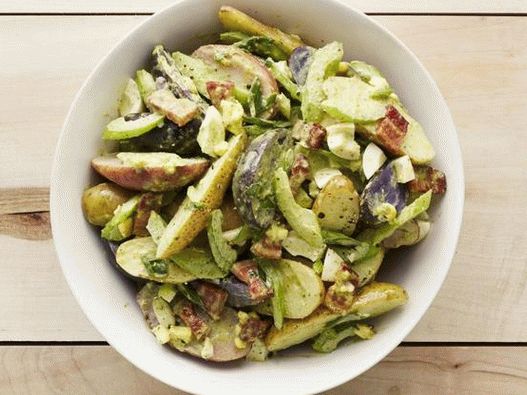 Photo Salade de pommes de terre aux légumes verts et au bacon
