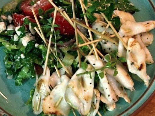 Photo de kebab de calmar avec salade