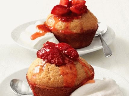 Photo Cupcakes avec des fraises et de la crème fouettée